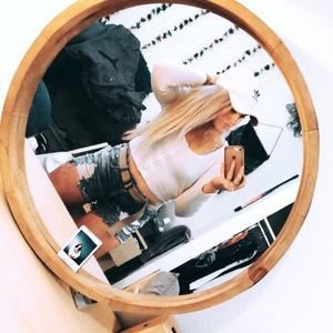 Meet your Posher, Caitlyn